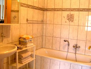 Bad mit Badewanne, Dusche, WC. 